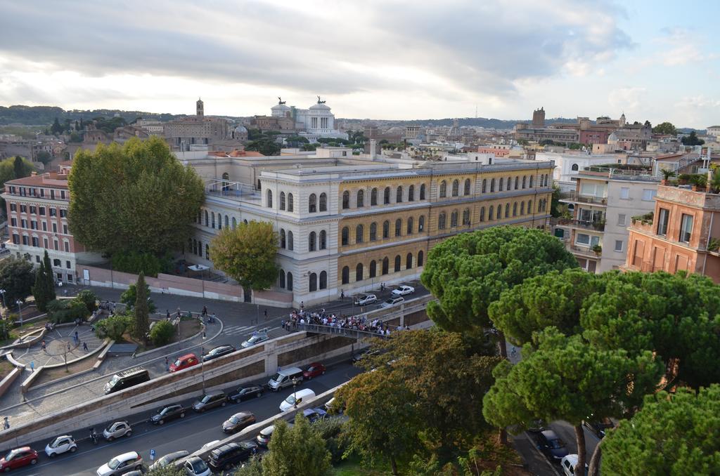 Domus Chiara Al Colosseo Rome Exterior photo