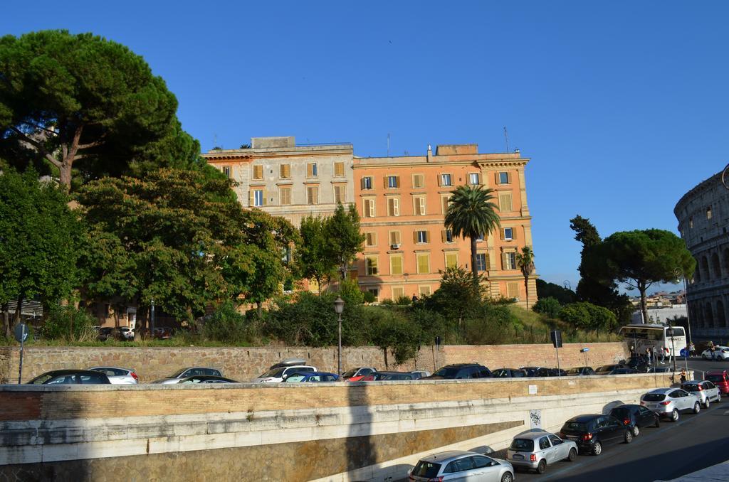 Domus Chiara Al Colosseo Rome Exterior photo